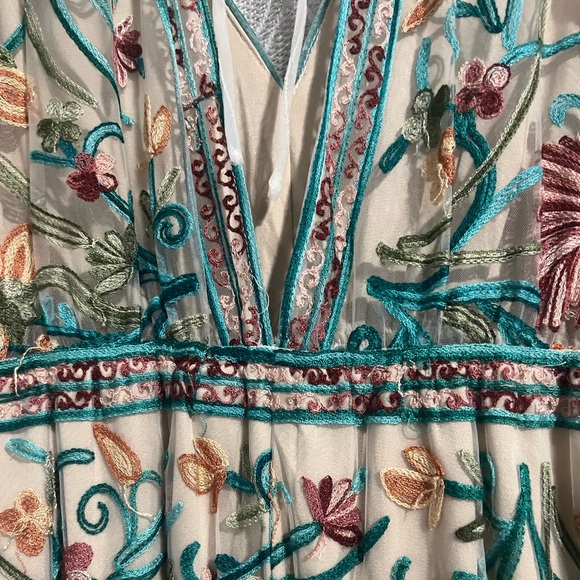 Selfie Leslie Floral Embroidered V-Neck Romper ~ Size Large - Picture 5 of 7